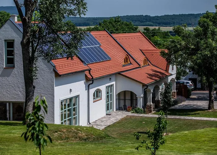 Oszter Udvarhaz