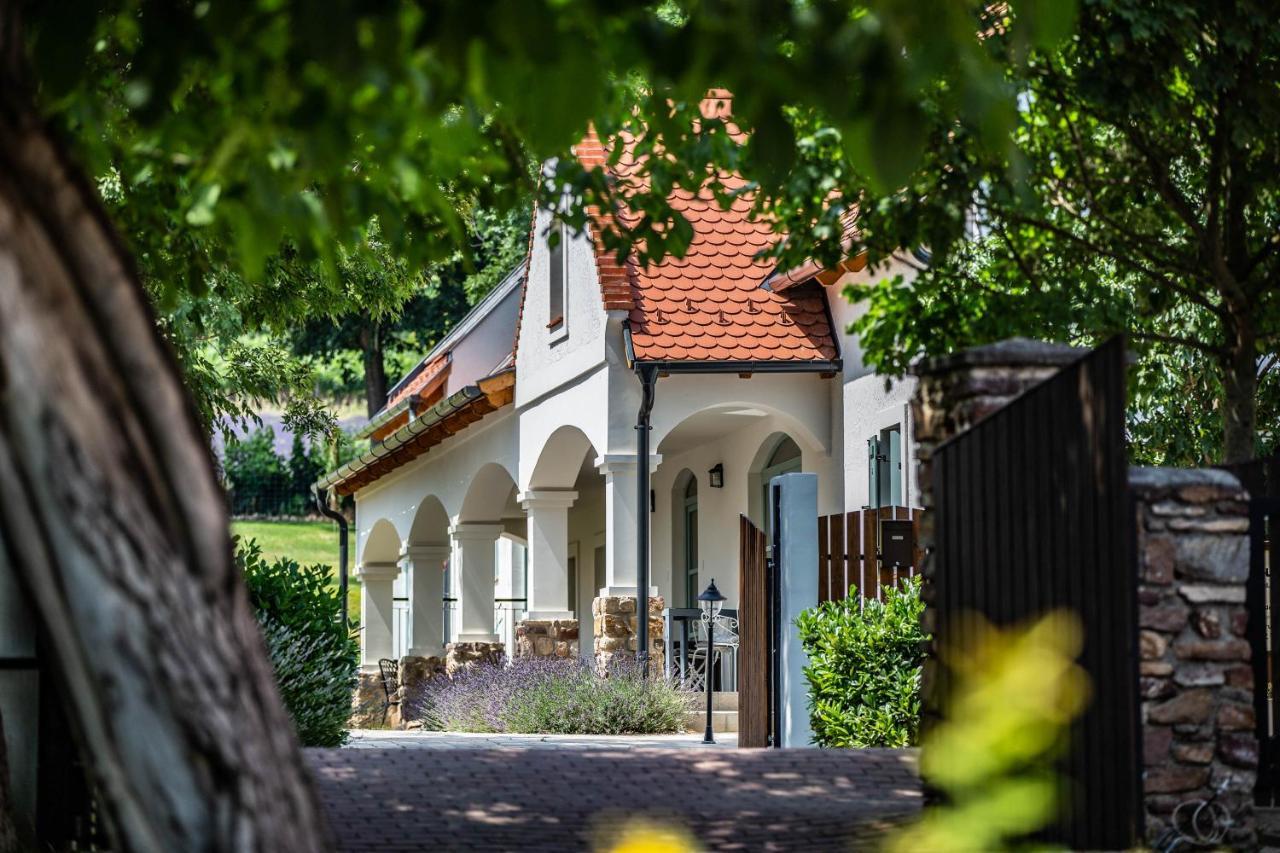 Oszter Udvarhaz Apartment *
