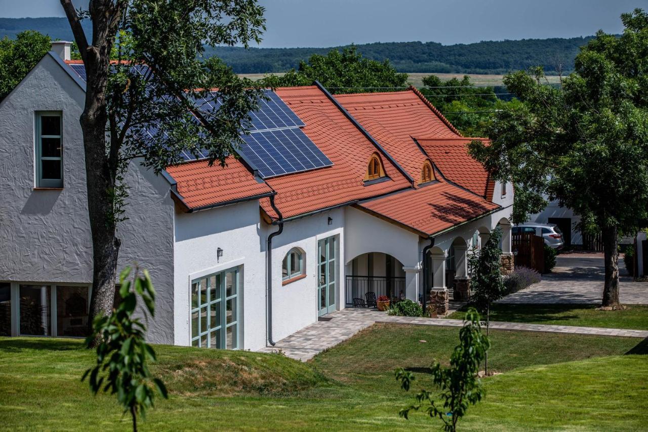 Oszter Udvarhaz Apartment
